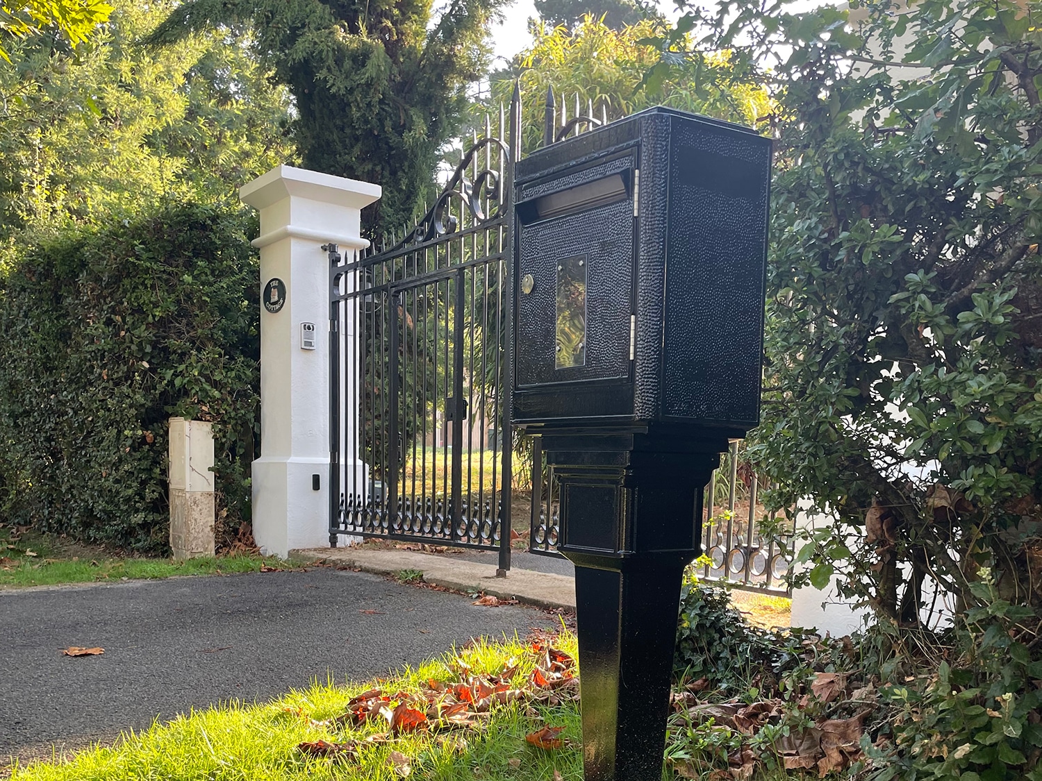 Intégrer une boîte aux lettres design dans son jardin